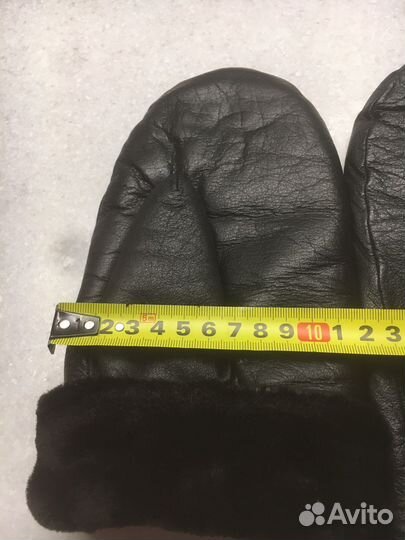 Носки шерстяные и меховые варежки