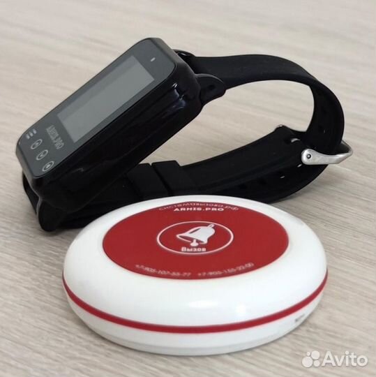 Кнопка вызова персонала и часы в салон красоты