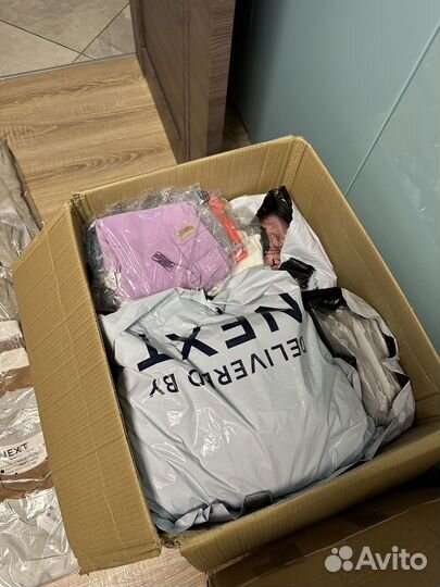Коробка с вещами next для Ольки