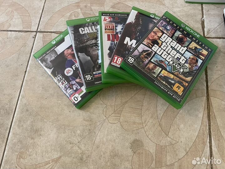 Xbox one s 1tb 2джостика и игры