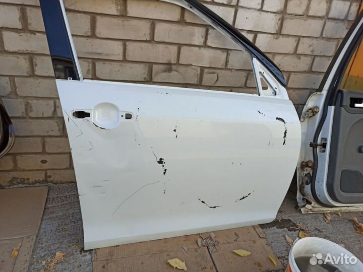 Дверь передняя правая Suzuki Swift 4
