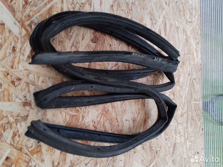 Уплотнитель двери задней правой Mazda 3 BK