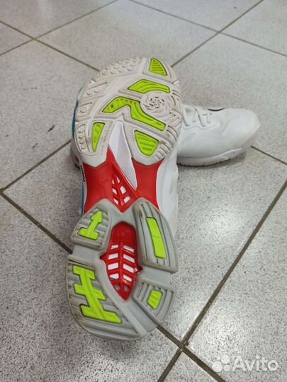 Волейбольные кроссовки Asics и Mizuno