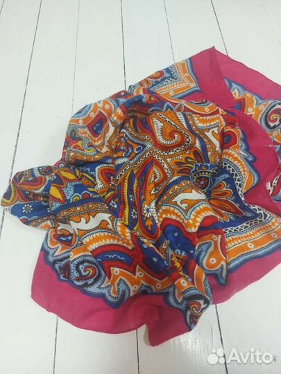 Яркий платок