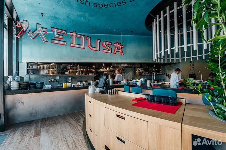 Оффициант в ресторан «medusa» Аркадия Новикова