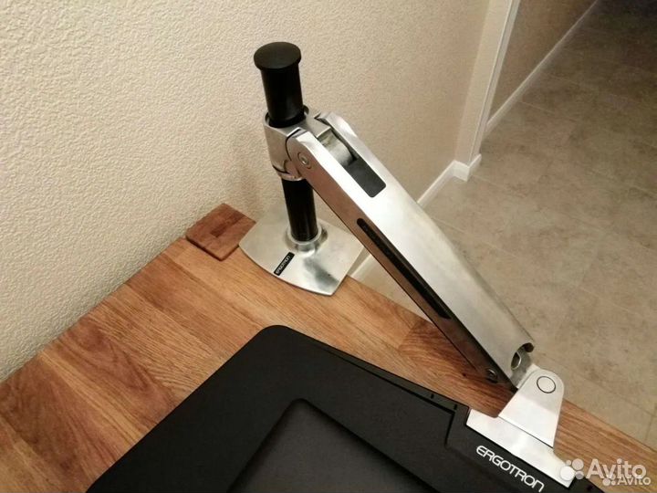 Ergotron Workfit-P. Регулируемая высота для ноута