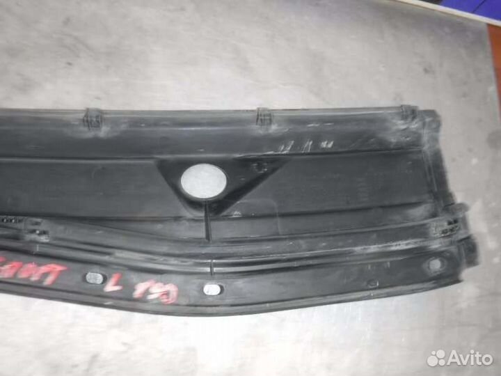 Решетка под лобовое стекло передняя левая