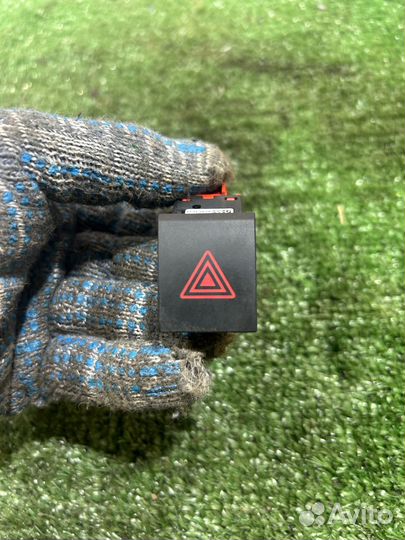 Кнопка аварийки Skoda Fabia 2