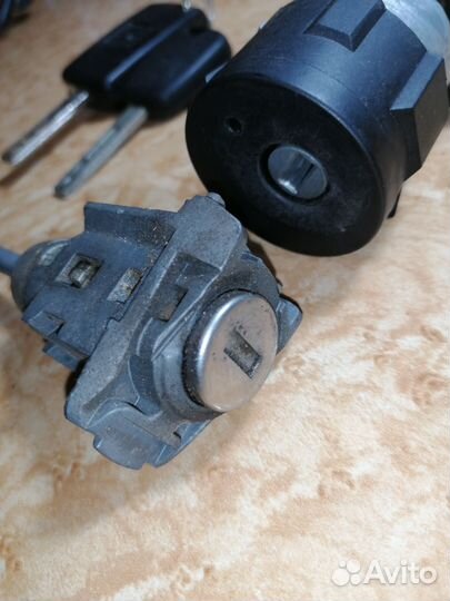 Замок зажигания 2 ключа личинка двери пежо 308