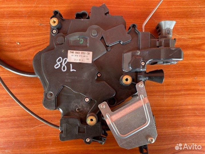 Замок сдвижной двери левый Vw Multivan T5 AXD 2008