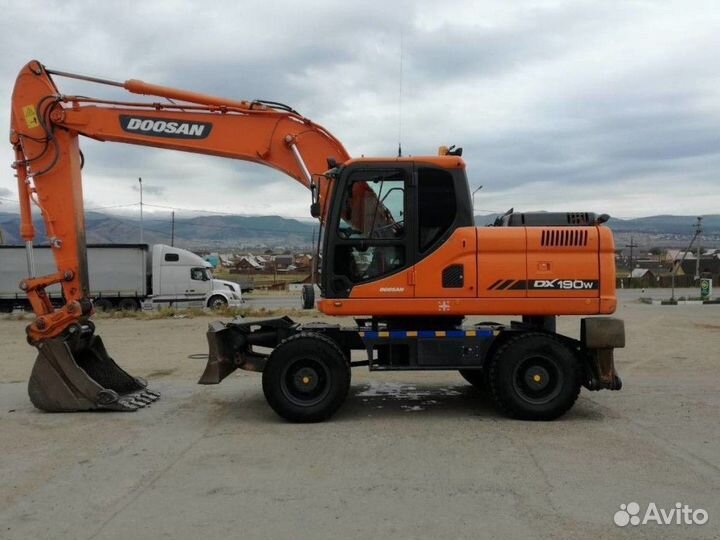 Стекло лобовое верхнее экскаватор-погрузчик Doosan