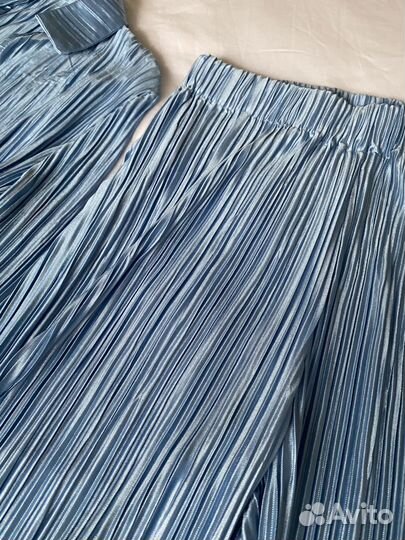 Плиссированный костюм голубого цвета