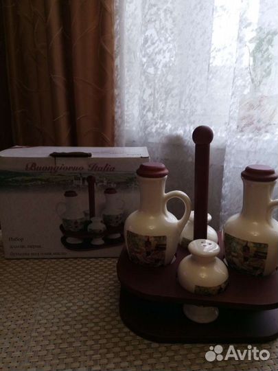 Набор для специй, масла, уксуса на деревянной подс