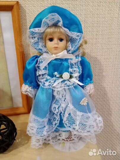 Кукла фарфоровая