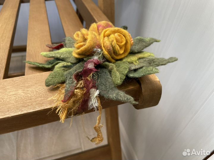 Валяная брошь 