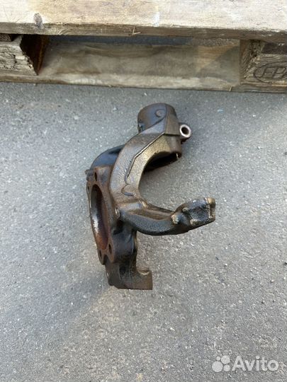 Кулак передний левый Volkswagen Teramont Atlas