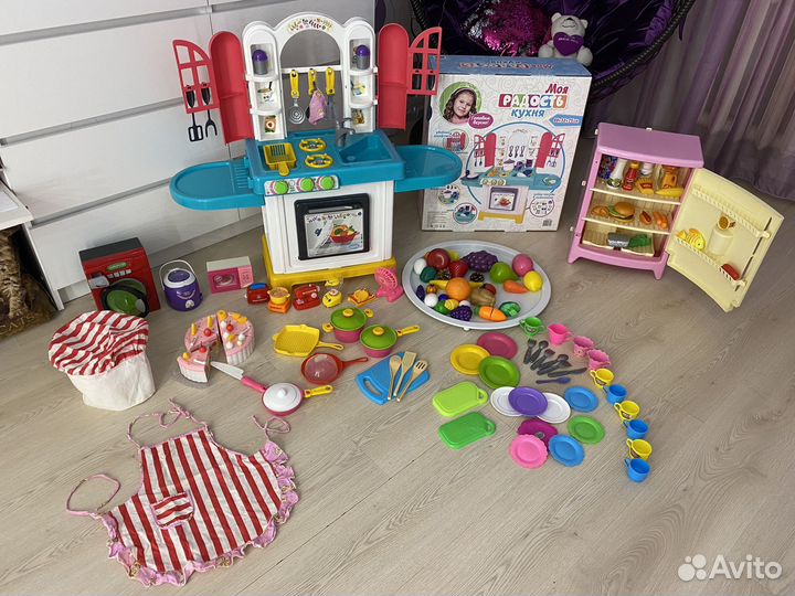 Детская кухня + холодильник + все атрибуты