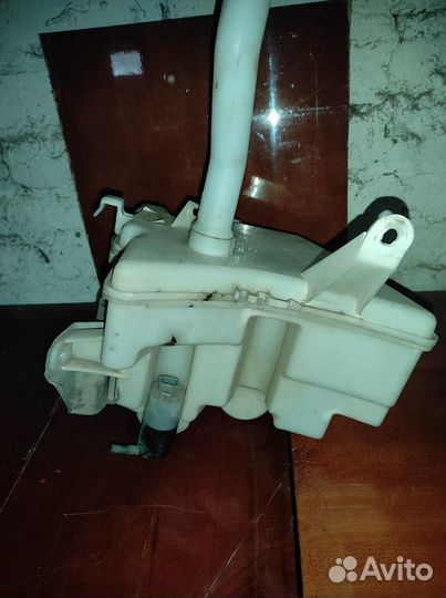 Бачок стеклоочистителя королла е150