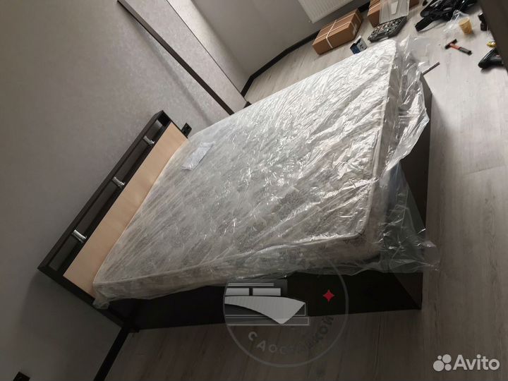 Кровать с матрасом