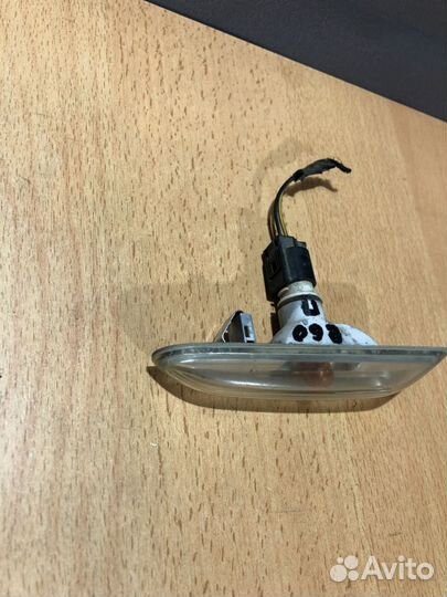 Поворотник правый BMW E60 дорест