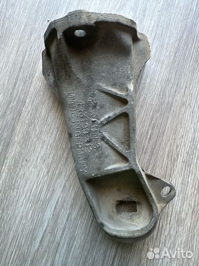 Кронштейн двигателя правый Audi 100 C3 1990