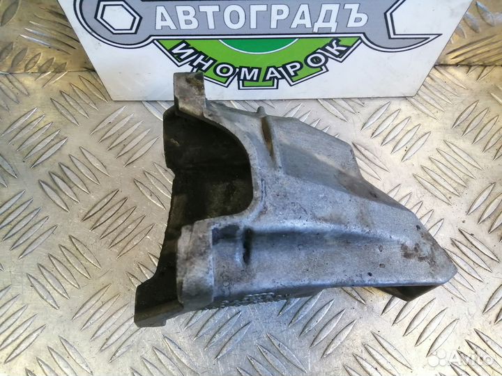 Кронштейн МКПП левый Audi 100 C4 45 кузов 2.3 AAR