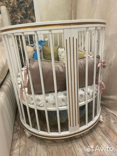 Детская кроватка с маятником белая