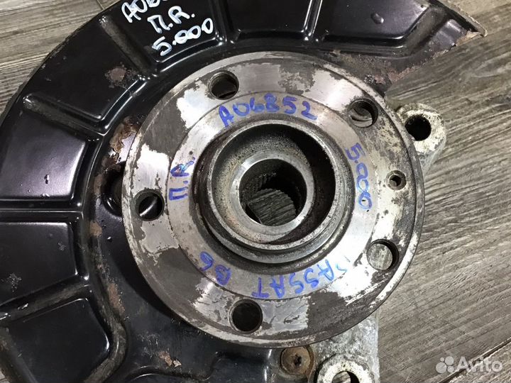 Кулак передний правый Volkswagen Passat B6