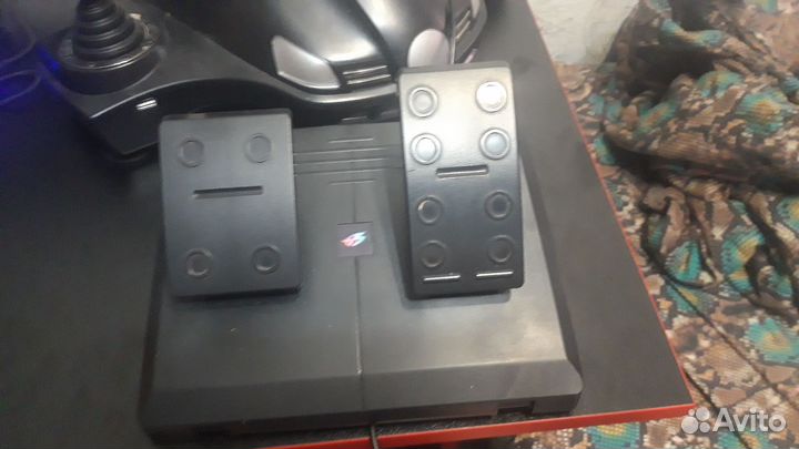 Игровой руль с педалями