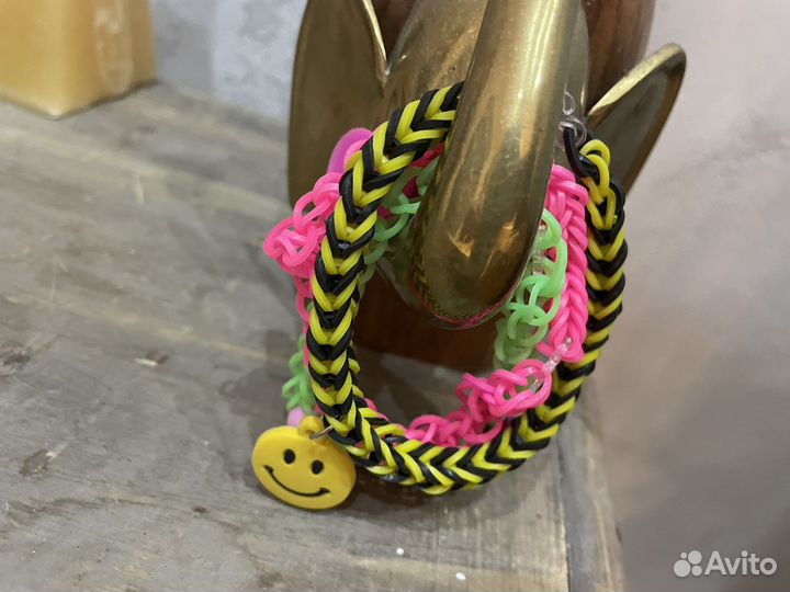 Боаслеты из резиночек с брелками и без на заказ