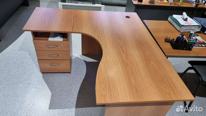 Письменный стол офисный