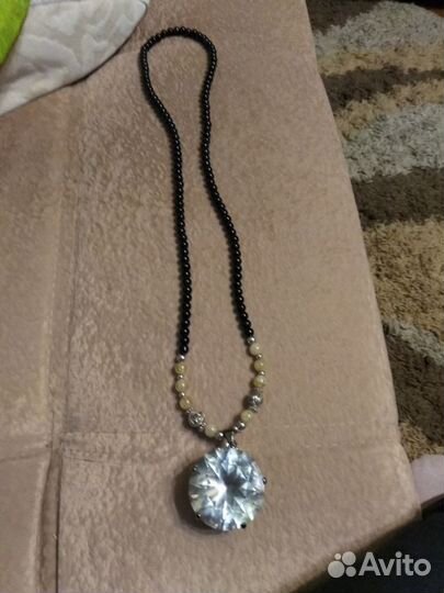 Колье из бус и огромного камня и колье из гематита