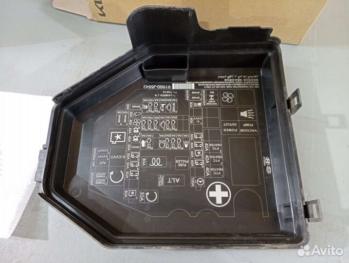 Крышка блока предохранителей Kia Stinger