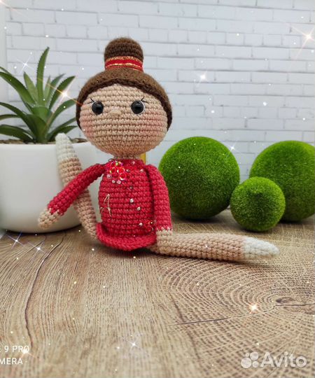 Куколка гимнастка вязаная мягкая игрушка