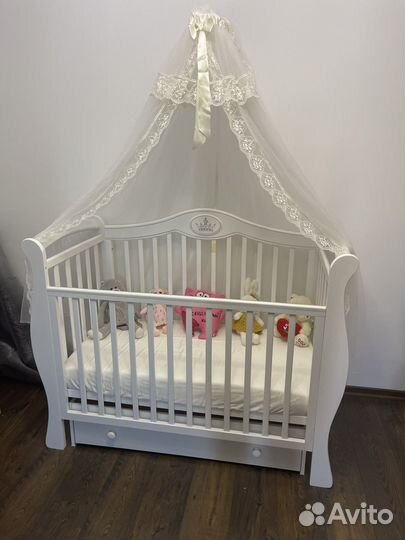 Детская кроватка с маятником и ящиком