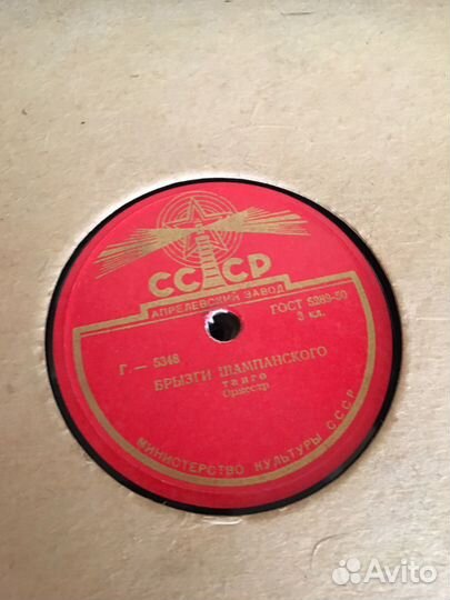 Коробка и 10 джаз-пластинок для грамофона