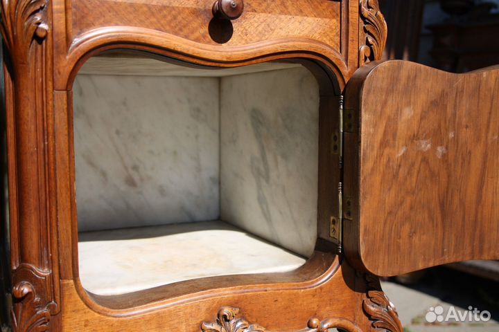 Пара тумбочек в стиле Рококо с мрамором, резьба