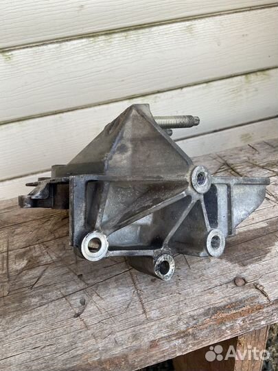 Кронштейн подушки двигателя Ford Focus 3 правый