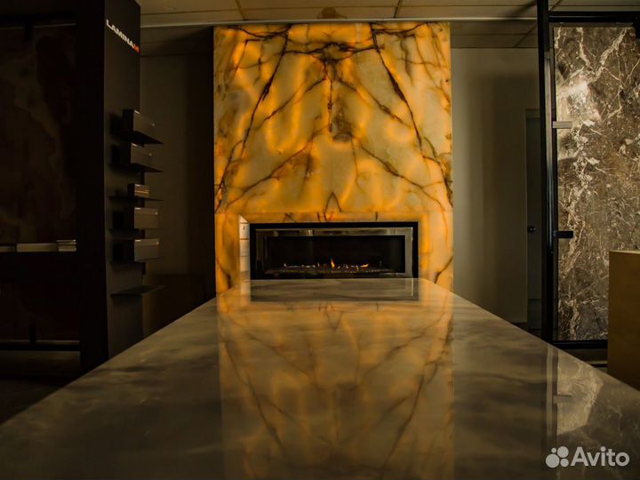 Современный камин из оникса