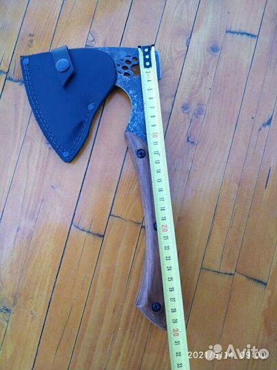 Кованый топорик с кожаным чехлом