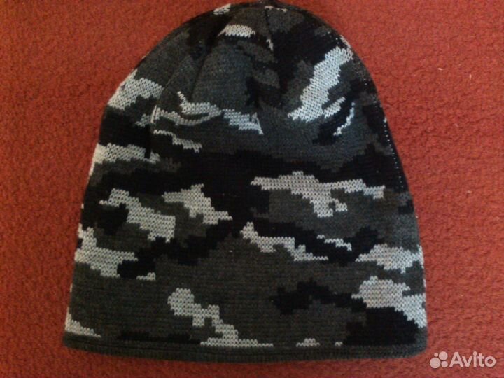 Шапки черная и камуфляжная