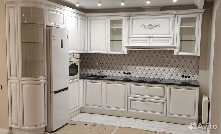 Кухня белая с патиной