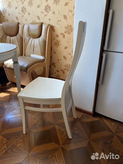 Стол и стулья кухонные