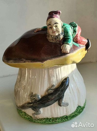 Фабрика Кузнецова. Гном на грибе