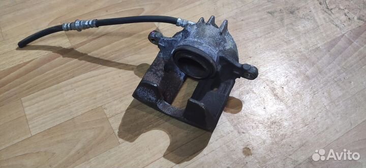 Суппорт тормозной передний левый Volvo S40I V40I