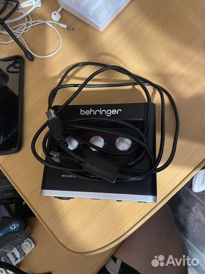Аудиокарта behringer um2