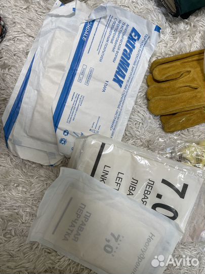 Перчатки разные