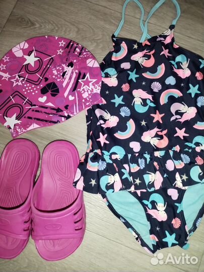 Купальник, шапочка для плавания и тапочки
