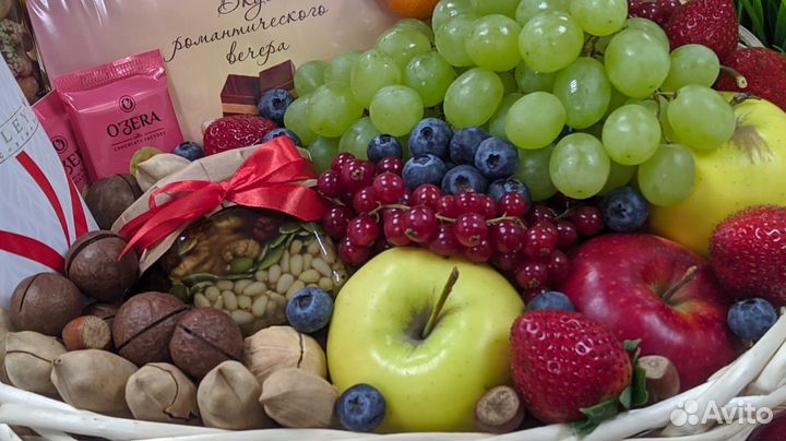 Корзина с фруктами: орехи, сладости, чай