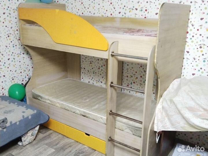 Кровать двухьярусная